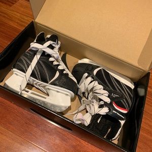 Kids skating shoes size Y11